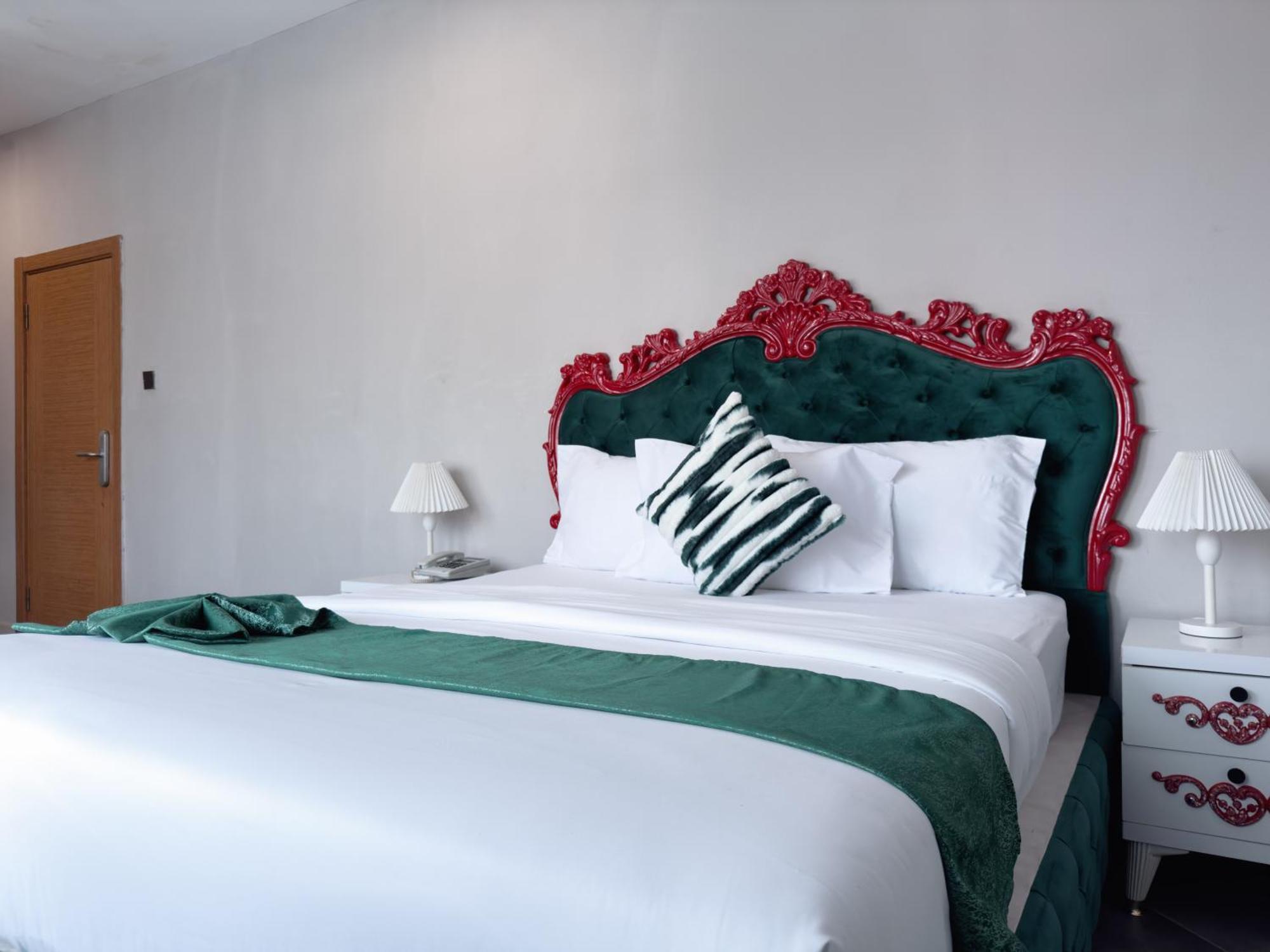 Euro Homes Hotel Accra Esterno foto
