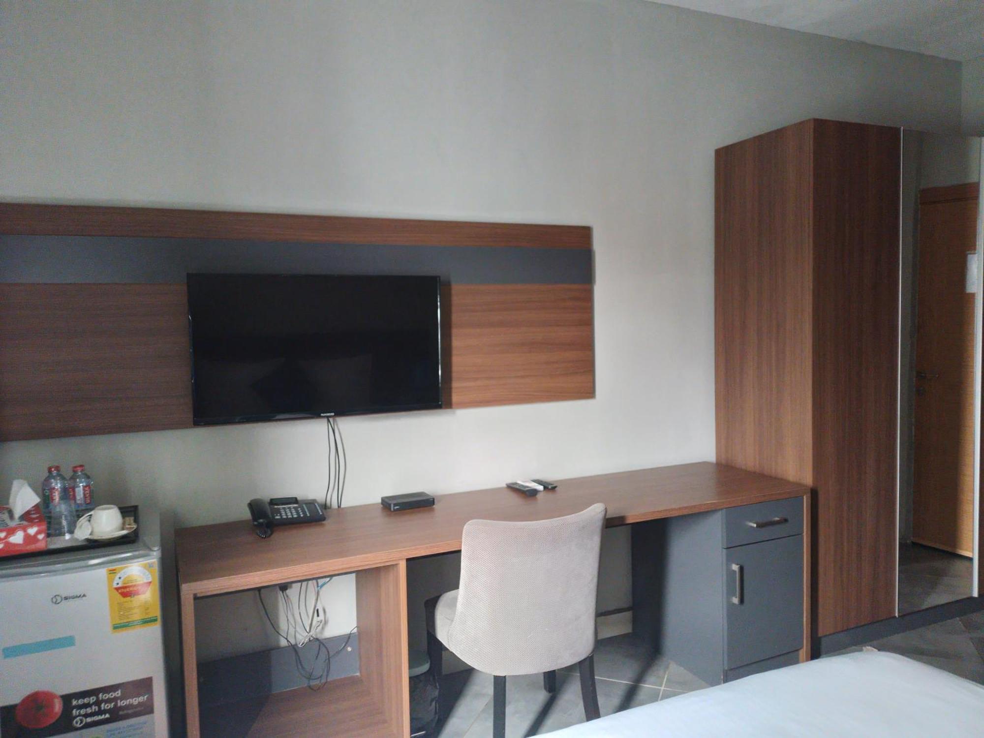 Euro Homes Hotel Accra Esterno foto