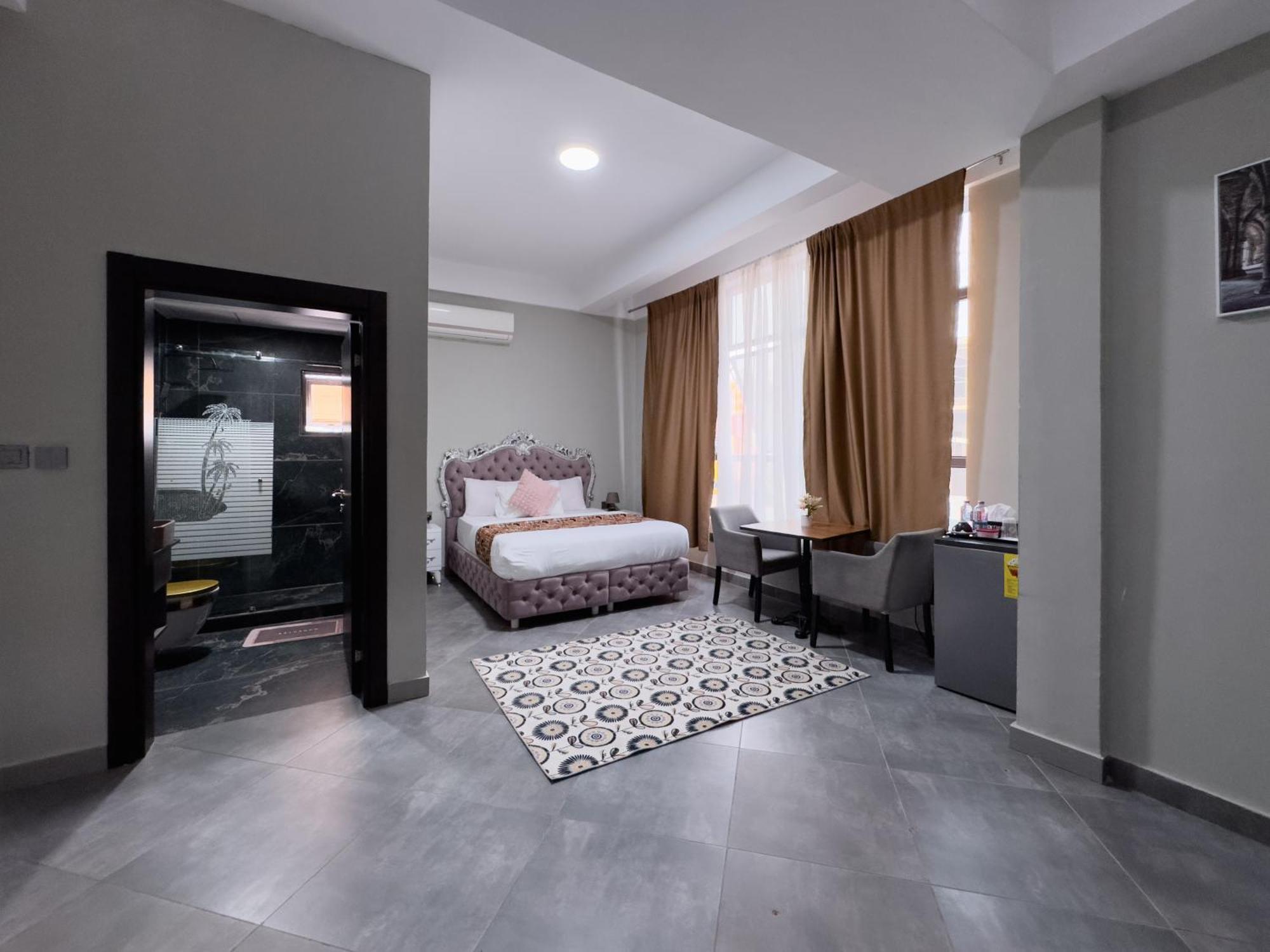 Euro Homes Hotel Accra Esterno foto
