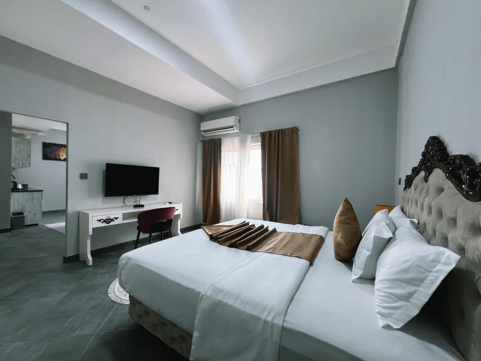 Euro Homes Hotel Accra Esterno foto