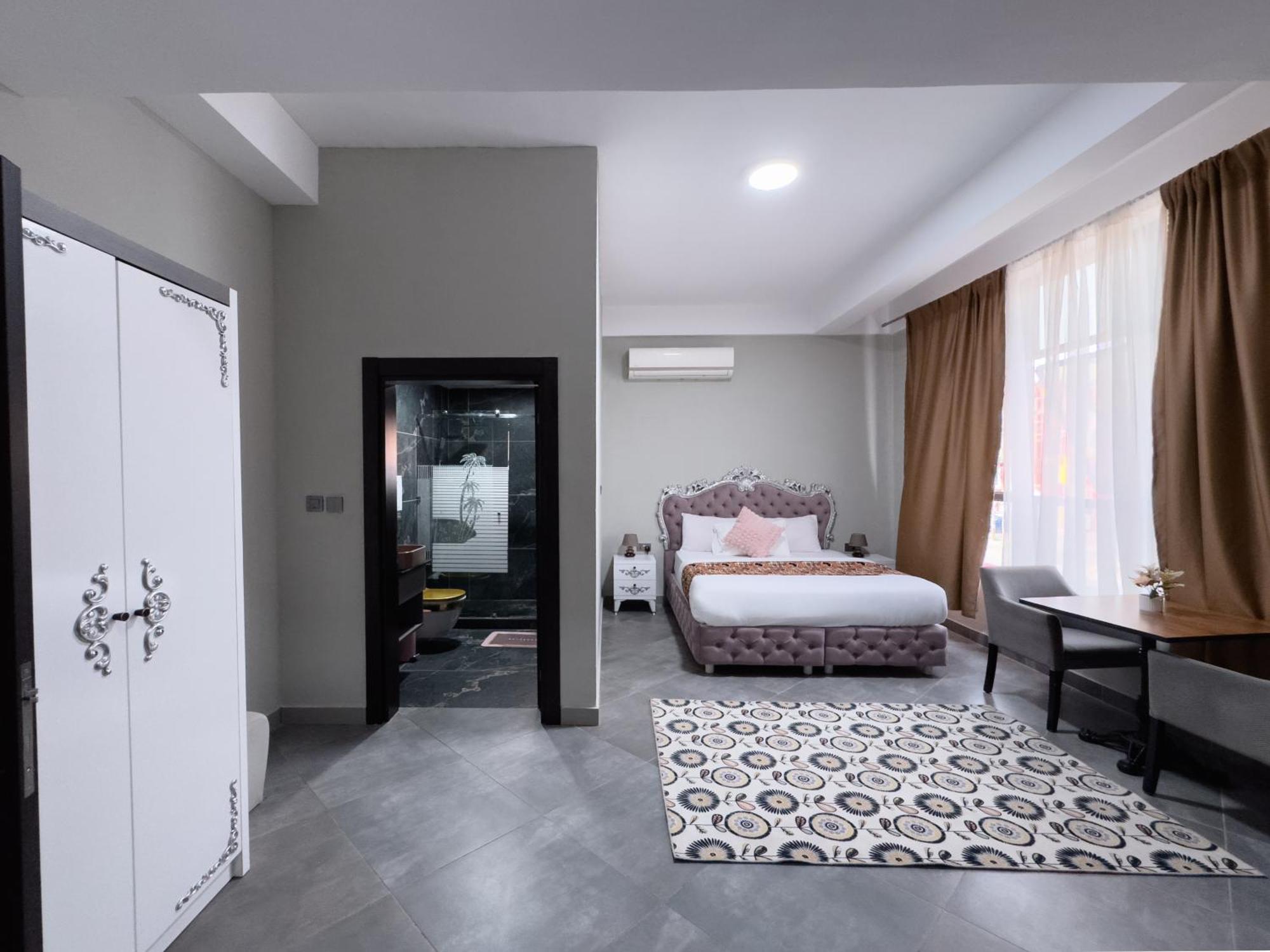 Euro Homes Hotel Accra Esterno foto