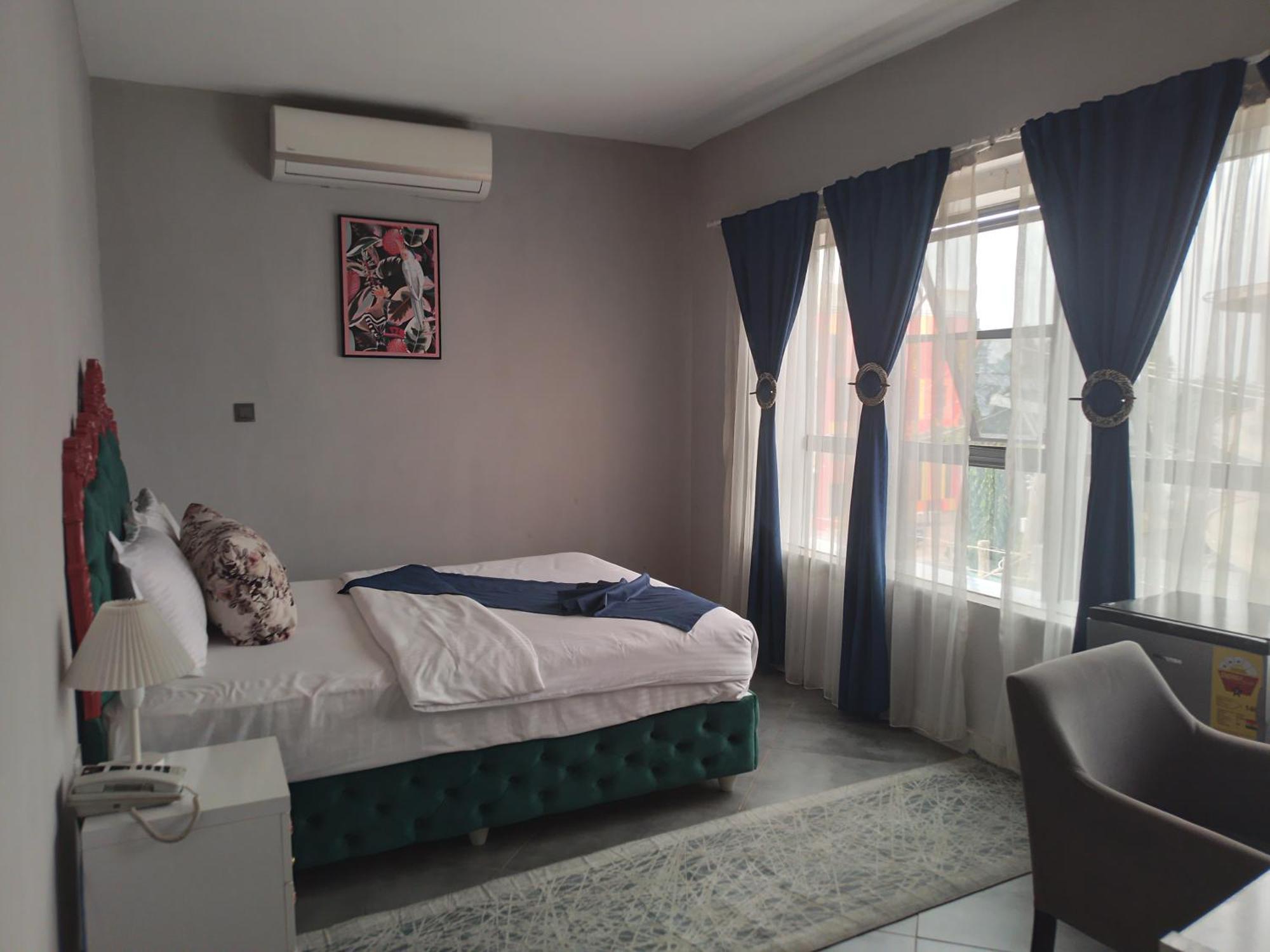 Euro Homes Hotel Accra Esterno foto
