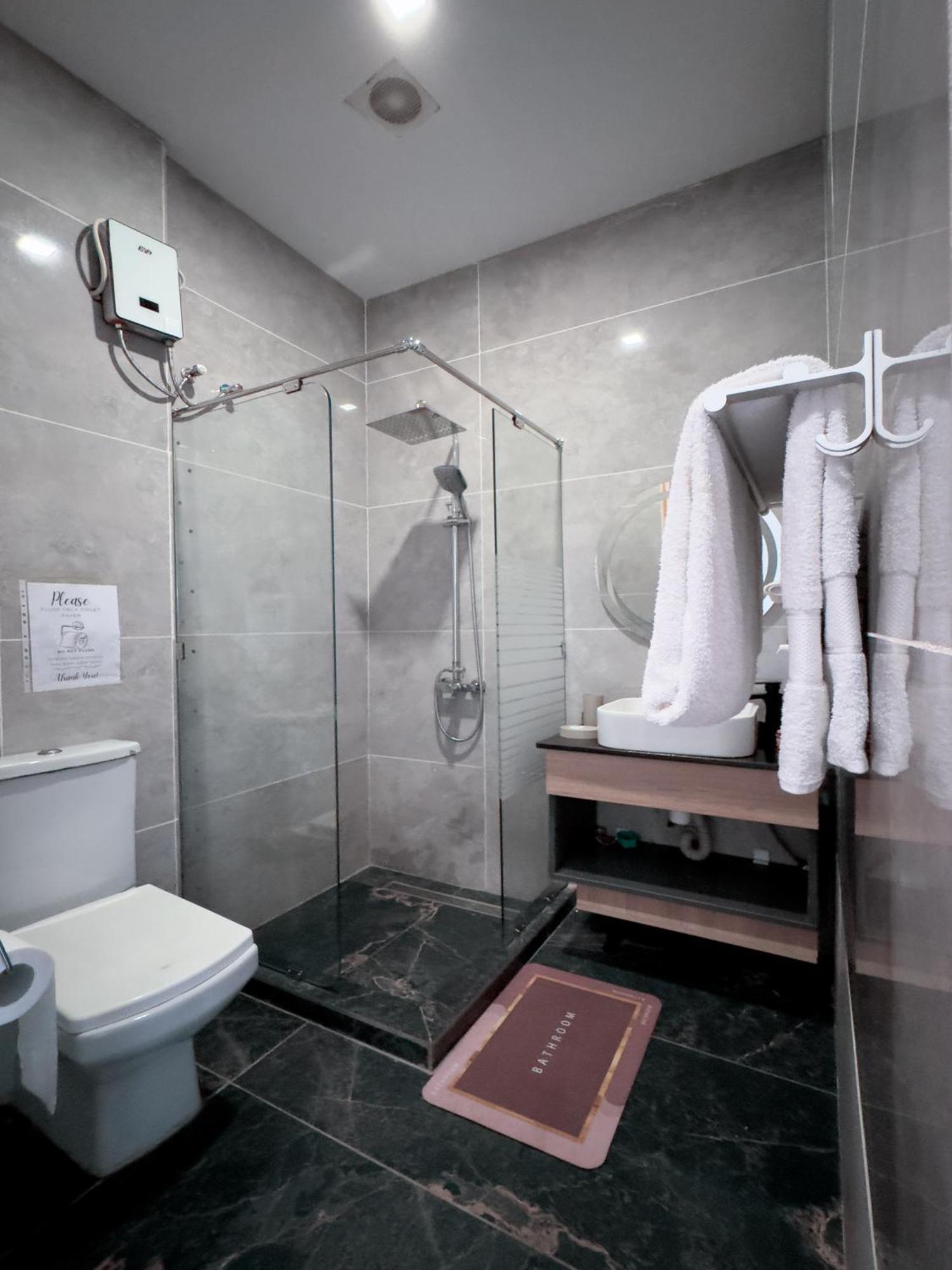 Euro Homes Hotel Accra Esterno foto