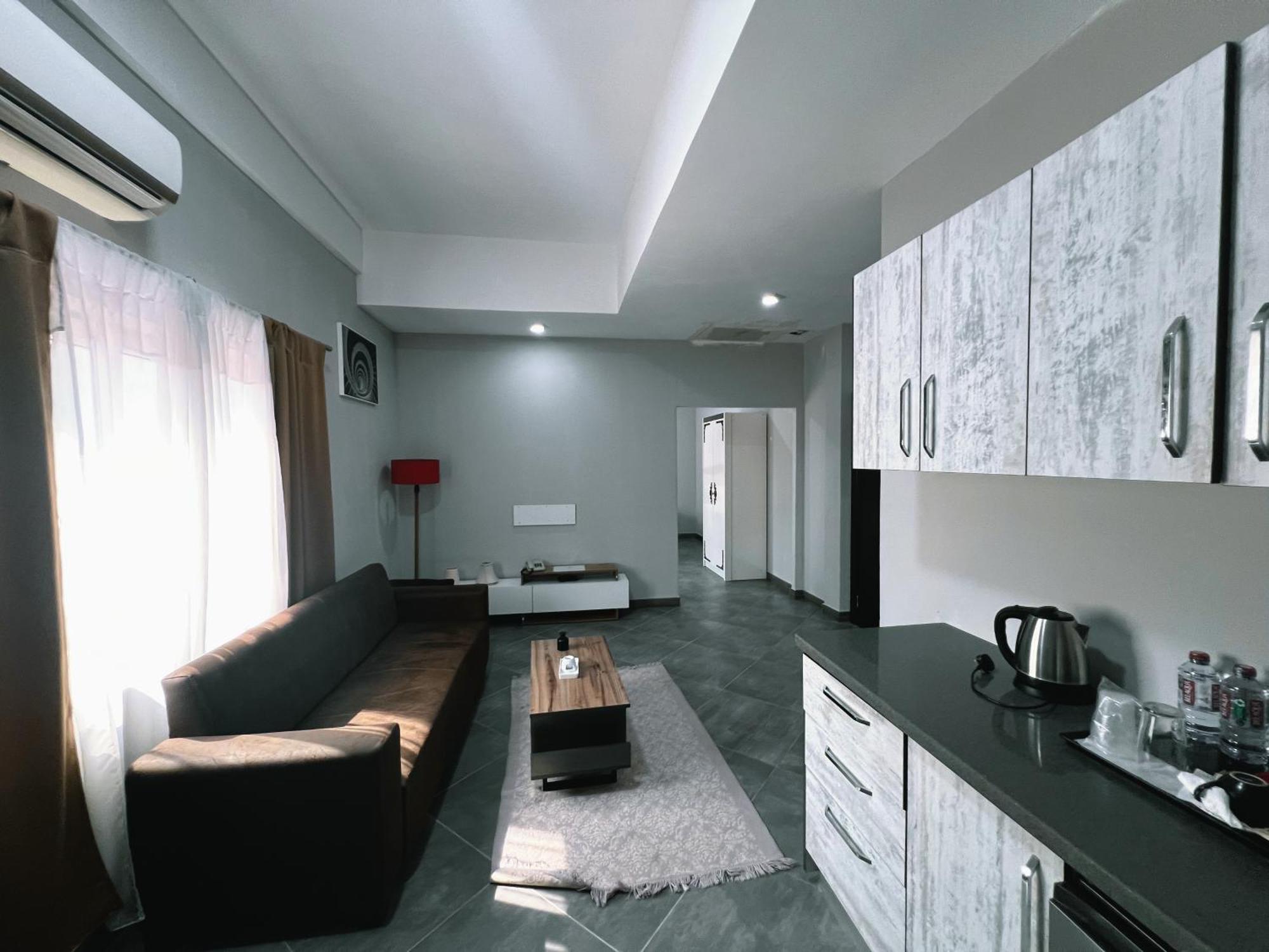 Euro Homes Hotel Accra Esterno foto