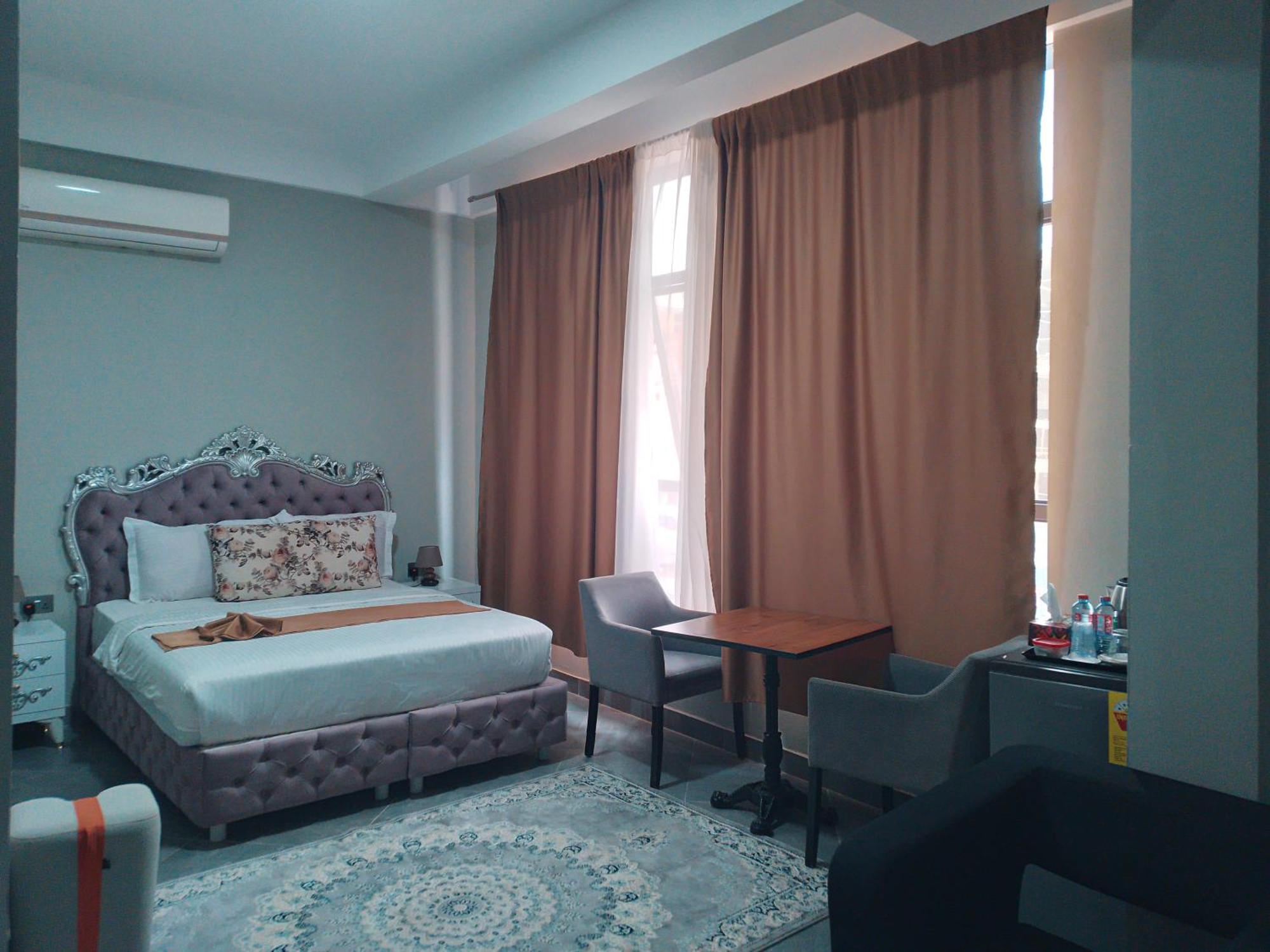 Euro Homes Hotel Accra Esterno foto